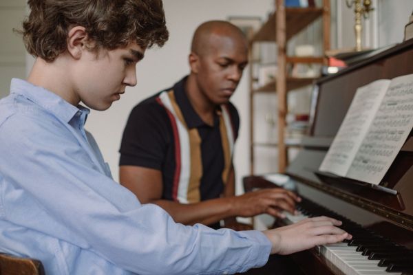 Top conseils pour sélectionner un cours de piano à Valenciennes
